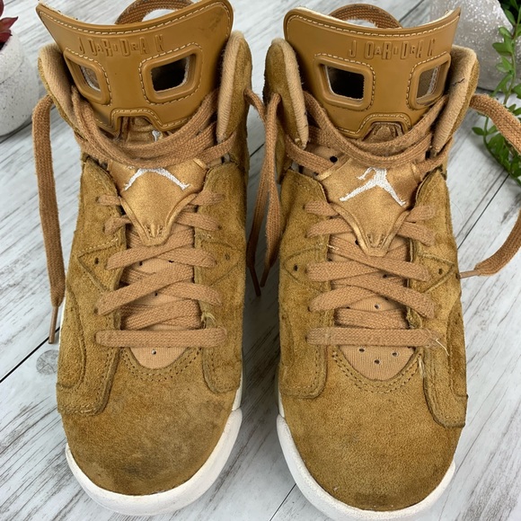 Jordan Retro 6 Size 4Y Kids - Picture 2 of 8